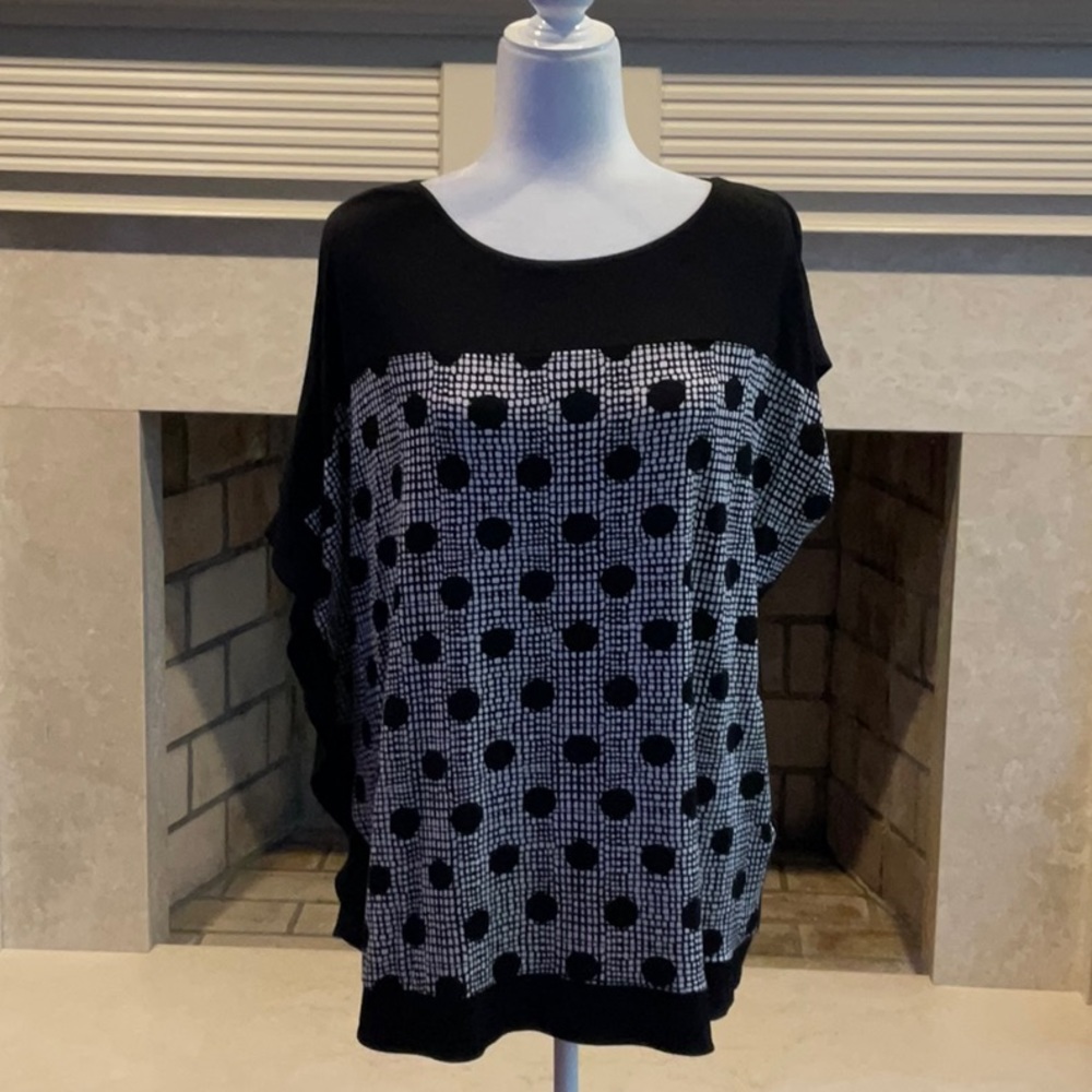 Chico’s Black & White Top. Like NEW!